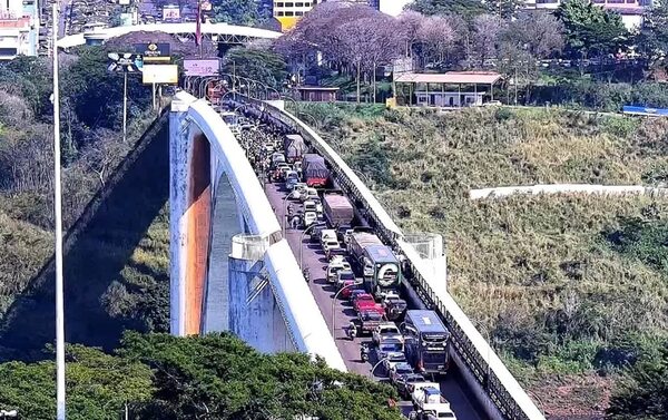 Ciudad del Este: Mototaxistas cerraron el Puente de la Amistad - ABC en el Este - ABC Color