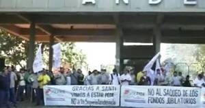 La Nación / Funcionarios de la Ande se manifiestan para pedir materiales de apoyo a sus labores