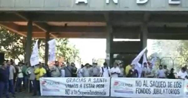 La Nación / Funcionarios de la Ande se manifiestan para pedir materiales de apoyo a sus labores