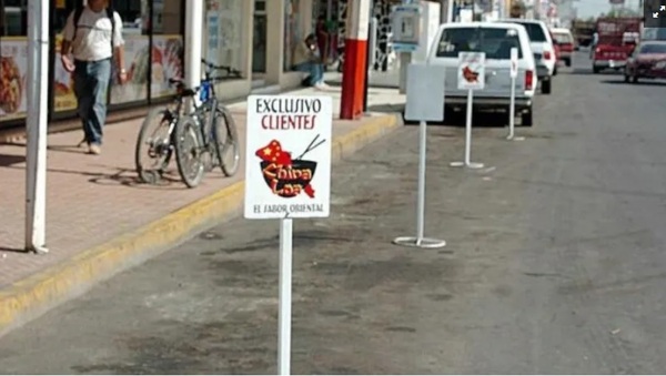 Uso de placas y obstáculos que restringen los estacionamientos son irregulares - Radio Imperio 106.7 FM