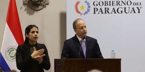 Carlos Fern谩ndez Valdovinos asume con el compromiso de reingenier铆a del Estado y mantener estabilidad econ贸mica - Revista PLUS