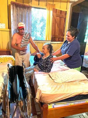 Fundación Tesãi entregó silla de ruedas a abuelita de Itakyry | DIARIO PRIMERA PLANA
