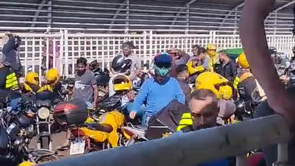 Bloqueo temporal de carril de motos paraliza tránsito sobre el Puente de la Amistad