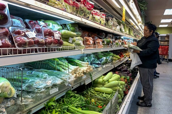 Los venezolanos necesitan 118 salarios mínimos para cubrir gastos de alimentos, dice ONG - MarketData