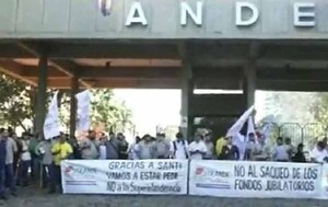Funcionarios de la Ande se manifiestan para pedir materiales de apoyo a sus labores – Prensa 5