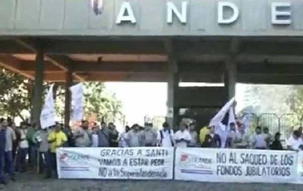 Funcionarios de la Ande se manifiestan para pedir materiales de apoyo a sus labores – Prensa 5