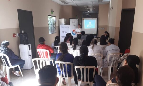 Capacitan a personal de enfermería en el Hospital Distrital de Hernandarias