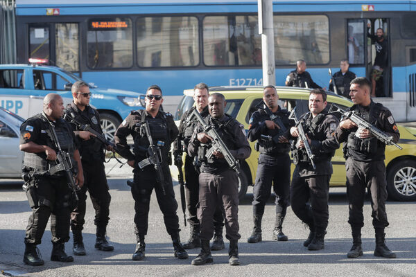 Río de Janeiro dará 1.000 dólares a sus policías por cada fusil que decomisen - MarketData