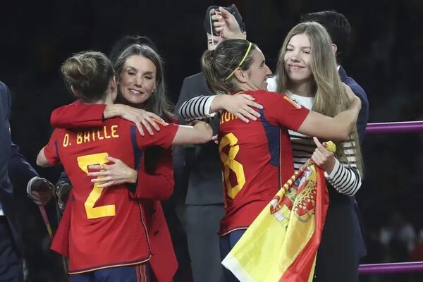 La reina Letizia y la infanta Sofía, sin protocolos, abrazan a las campeonas del mundo - Gente - ABC Color