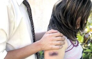 Aprehenden a policía por violencia intrafamiliar y Fiscalía lo pone en libertad - Policiales - ABC Color