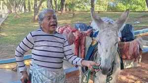 Ña Gertrudis, una de las últimas burreritas