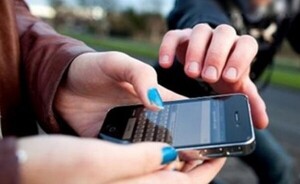 Imputan a ladrón que golpeó a una mujer para robarle su celular