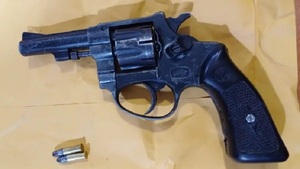 Investigan aparición de un arma de fuego en cárcel de CDE - Noticias Paraguay