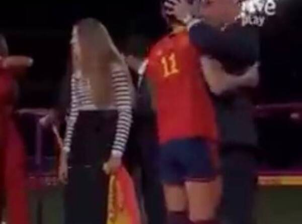 [VIDEO] ¡Se fue todito! Capo de Federación española le metió un chape a una pelotera
