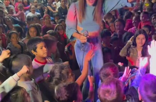 La Comadre organizó festejo para los niños de su barrio