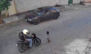[VIDEO] ¡Terrible! La criatura salió corriendo mientras la mamá chateaba