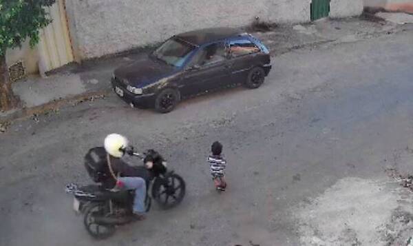 [VIDEO] ¡Terrible! La criatura salió corriendo mientras la mamá chateaba