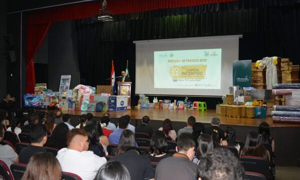Entregan premios a estudiantes ganadores de concurso de emprendedurismo en la UNE