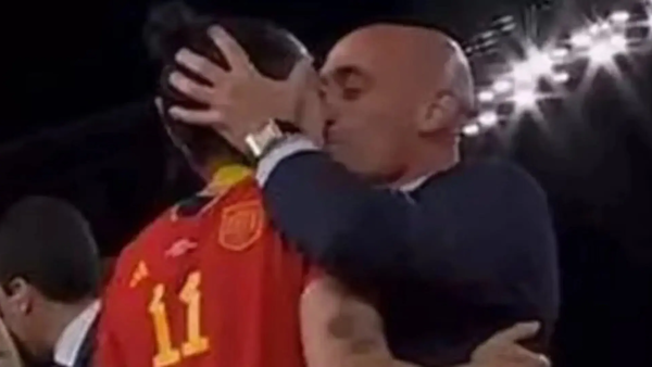 Presi de la Federación Española de Fútbol se disculpó por besar a jugadora de la sele