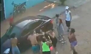 (VIDEO) Dos heridos en pelea vecinal