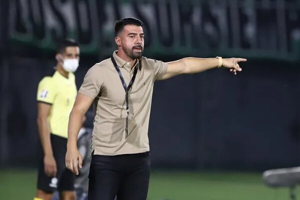 Julio César Cáceres quien ganó como director técnico 3 títulos con el Club Olimpia fue destituido injustamente