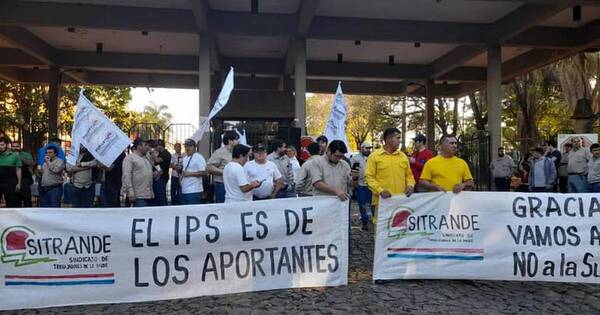 La Nación / Funcionarios de Ande protestan