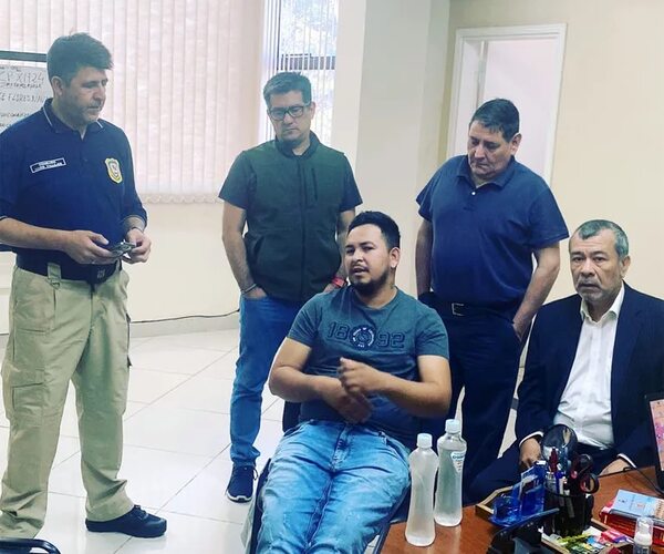 Policías se resisten a entregar los cinco vehículos usados en el supuesto apriete - Policiales - ABC Color