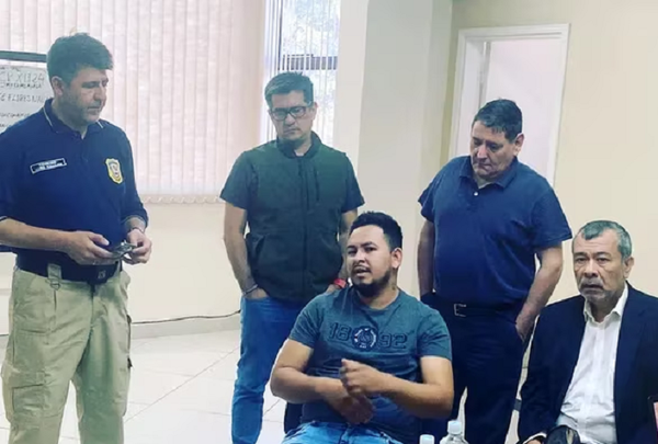 Policías se resisten a entregar los cinco vehículos usados en el supuesto apriete - Noticiero Paraguay