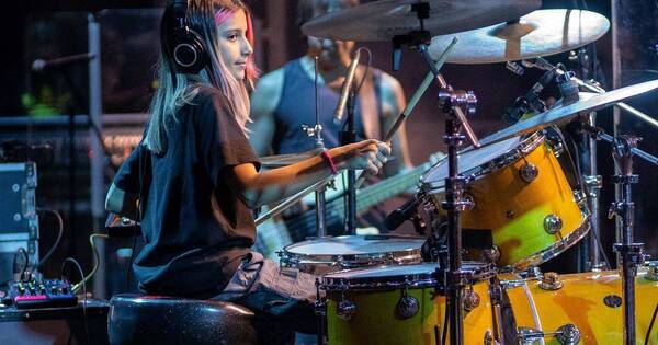 La Nación / Emma Sofía fue la invitada especial de La Vela Puerca en Paraguay