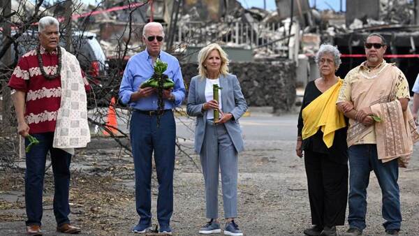 Biden visitó zonas de Hawái devastadas por los incendios y prometió ayuda - .::Agencia IP::.