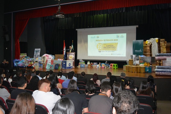 Estudiantes ganadores del concurso de emprendedurismo reciben sus premios