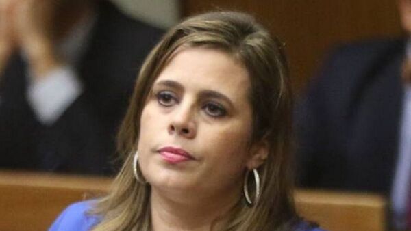 Kattya habla de "feroz" reculada de HC "ante su propia ignorancia"