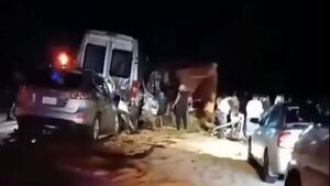 Triple choque: transporte universitario chocó contra camión sojero