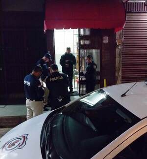 Balean a guardia de seguridad durante atraco - La Clave