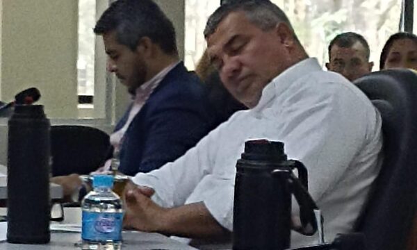 Concejal departamental duerme en plena sesión