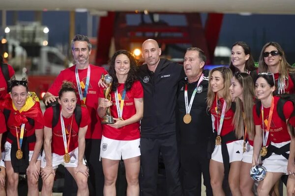 España: La clase política censura a Luis Rubiales por su beso a Jenni Hermoso y su disculpa “insuficiente” - Polideportivo - ABC Color