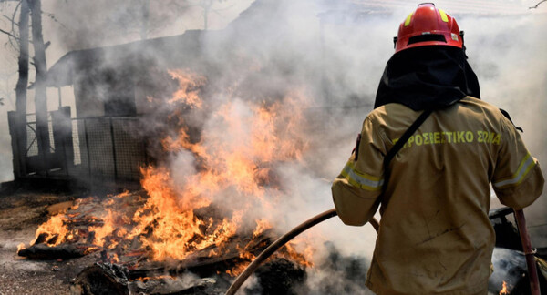 Al menos 20 muertos, en su mayoría presuntos migrantes, por una nueva ola de incendios en Grecia - .::Agencia IP::.