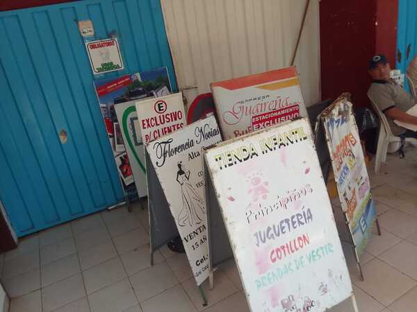 Retiran letreros de distintos puntos de la ciudad.