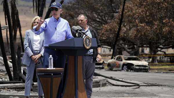 Biden visitó zonas de Hawái devastadas por los incendios y prometió ayuda - ADN Digital