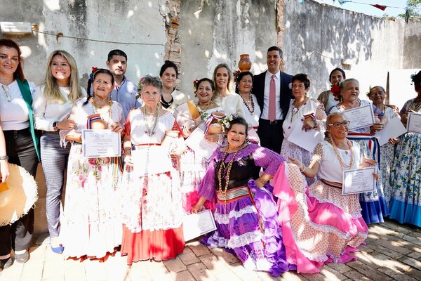 Presidente y primera dama homenajean al folklore paraguayo, en populoso barrio capitalino - .::Agencia IP::.