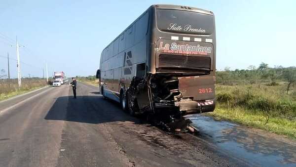 Camión de gran porte chocó por la parte trasera de un colectivo y el guarda falleció.