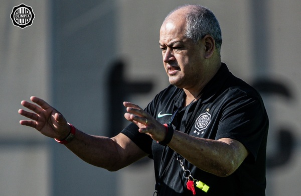 Francisco Arce planifica la estrategia para el juego ante Fluminense