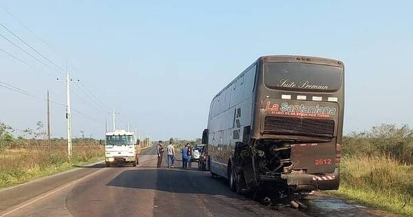 Guarda de colectivo muere arrollado por un camión