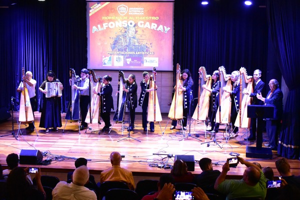 EN EL MARCO DEL DÍA DEL FOLKLORE, RINDIERON HOMENAJE PÓSTUMO AL MAESTRO ALFONSO GARAY, EN EL MARCO DEL DÍA DEL FOLKLORE. - Itapúa Noticias