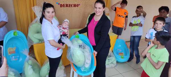 Entregan kits a madres del Programa kunu'u en Encarnación