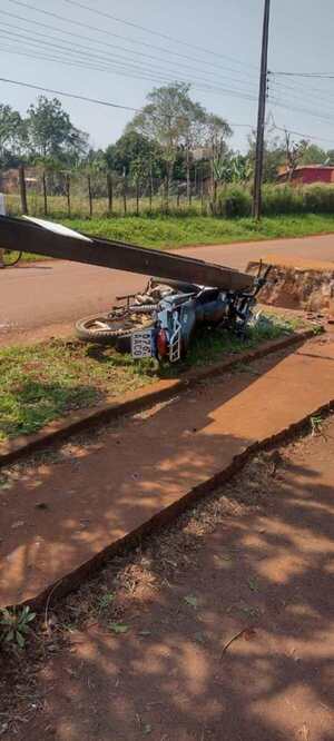 YATYTAY: MOTOCICLISTA CHOCA CONTRA COLUMNA Y SUFRE GRAVES LESIONES