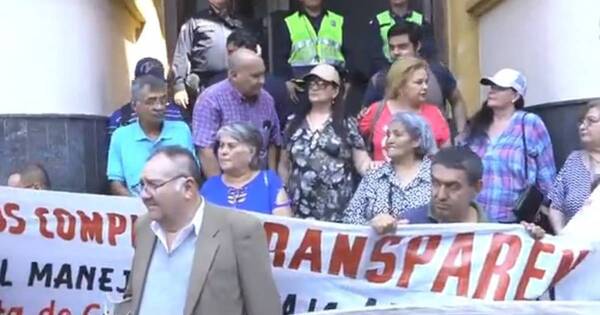 La Nación / Jubilados municipales exigen transparencia en el manejo de los fondos