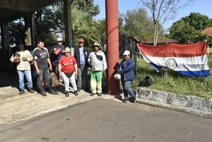 Funcionarios municipales protestan para exigir el pago de salarios en Ayolas - Nacionales - ABC Color