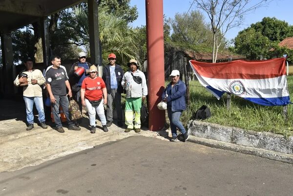 Funcionarios municipales protestan para exigir el pago de salarios en Ayolas - Nacionales - ABC Color