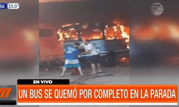 Bus se quemó por completo en la parada | Telefuturo